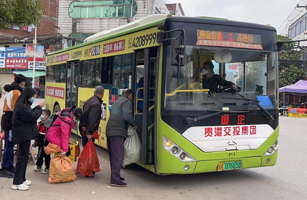 贵港市的城乡公交下乡，满足不同人群的出行需求。贵港市公交公司供图